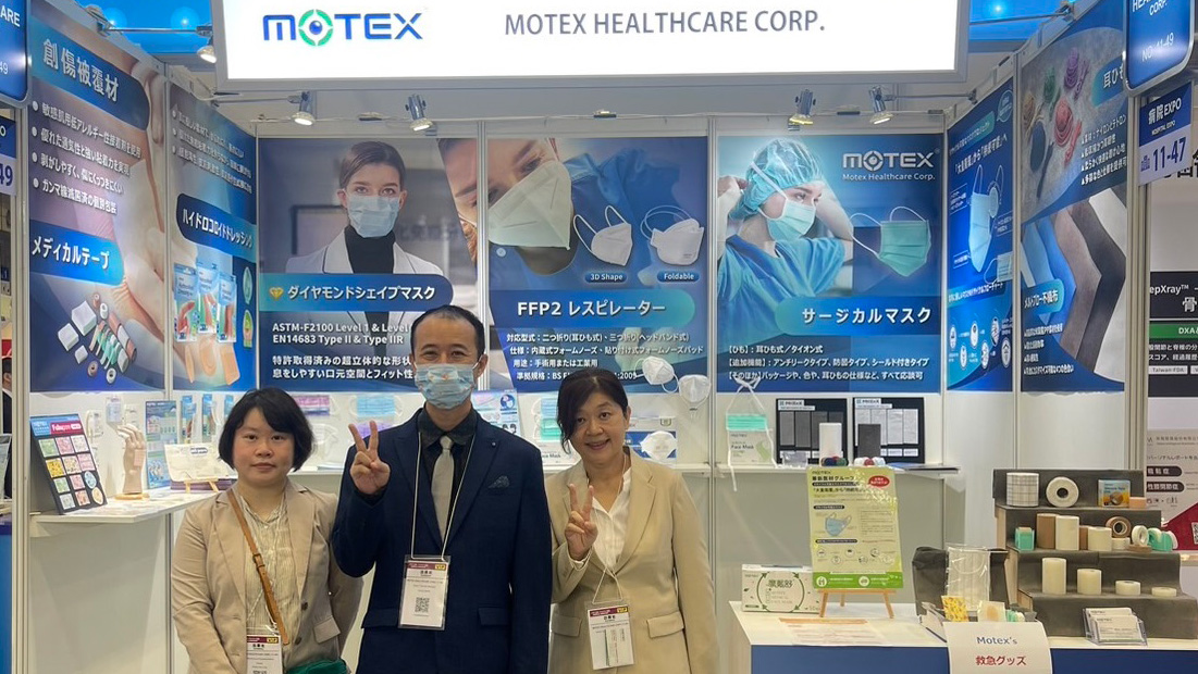 2024年MEDICAL JAPAN展示会、Motex華新医材ブースにて専員、副理、総経理が製品展示前で記念撮影